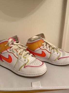 Air Jordan 1 Mid SE GS “Edge Glow”